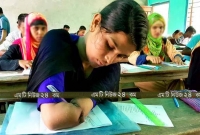 দুই হাতের বাহুতে কলম ঘুরিয়ে এইচএসসি পরীক্ষা দিচ্ছেন স্বর্ণা