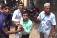 পাসপোর্ট অফিসে থাকা দালালকে দৌড়ে ধরল দুদক