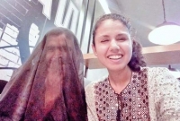 বোরখা পরিয়ে স্বামীকে রেস্তোরাঁয় নিয়ে গেলেন এই তরুণী, কারণ জানলে চমকে উঠবেন!