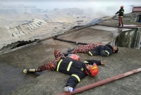 ক্লান্ত আর পরিশ্রমী ফায়ার সার্ভিস কর্মীদের ছবি ভাইরাল ক্লান্ত আর পরিশ্রমী ফায়ার সার্ভিস কর্মীদের ছবি ভাইরাল