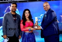 সানি লিওন পেলেন বাংলাদেশি অ্যাওয়ার্ড!