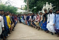 ঢাকা বিশ্ববিদ্যালয় ক্যাম্পাসে লুঙ্গি মিছিল!
