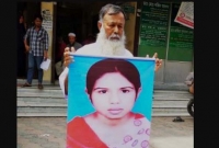মেয়ে হত্যার বিচার চেয়ে রাস্তায় ষাটোর্ধ্ব বাবা