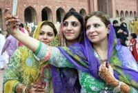 সেলফি তুললে কোটি টাকা জরিমানা ও কারাদণ্ড!