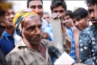 নির্ভুল ইংরেজিতে  একটানা কথা বলে চমকে দিলেন দিনমজুর