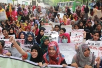 নুসরাত হত্যার বিচার দাবিতে রাস্তা অবরোধ ইডেনের শিক্ষার্থীদের