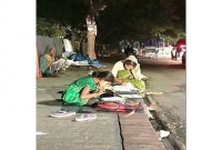 ফুটপাতে বসে ল্যাম্পপোস্টের আলোতে মেয়েকে পড়াচ্ছেন হতদরিদ্র মা!