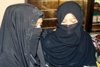 ধর্ষিত মেয়েকে নিয়ে হাসপাতালে কাঁদছেন পাকিস্তানি মা