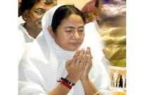 মুসলমানদের সঙ্গে মোনাজাতে মুখ্যমন্ত্রী মমতা