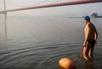 সময় বাঁচাতে ১১ বছর ধরে নিয়মিত সাঁতার কেটে অফিস যান তিনি!