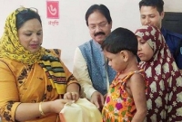 বাবা-মার হাতে নির্যাতিত সেই শিশুটির দায়িত্ব নিল ডিসি বাবা-মার হাতে নির্যাতিত সেই শিশুটির দায়িত্ব নিল ডিসি