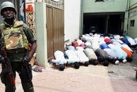 অ্যাসল্ট রাইফেল হাতে সেনাবাহিনীর পাহারায় জুমা পড়লেন শ্রীলংকার মুসলমানরা