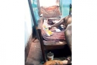 তিন দিন খাটে পড়ে মৃত ছেলে, মেঝেতে পক্ষাঘাতগ্রস্ত মা!