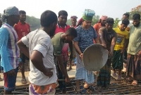 লুঙ্গি পরে শ্রমিকের বেশে ঢালাই কাজে এমপি জগলুল