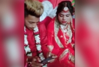 বিয়ের আসরেও পাবজি গেমে ব্যস্ত বর!