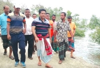 ঘূর্ণিঝড় ফণী, লুঙ্গি পরেই জনগণের পাশে দাঁড়িয়েছেন সাংসদ জগলুল হায়দার