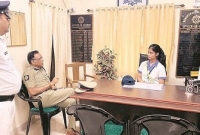 ৯৯ দশমিক ২৫ শতাংশ নম্বর পেয়ে ভালো ফলাফল করায় একদিনের পুলিশ কমিশনার হলেন তরুণী