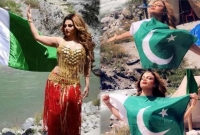 অর্ধনগ্ন পোশাকে পাকিস্তানের পতাকা হাতে বিতর্কে রাখি সাওয়ান্ত