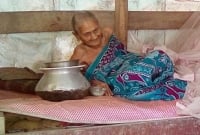 তিন বছর ধরে গোয়ালঘরে রাখা হচ্ছিল এই অন্ধ মাকে, চিকিৎসা দিচ্ছে উপজেলা প্রশাসন