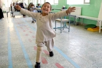 কৃত্রিম পা পেয়ে আনন্দে নেচে উঠলো যুদ্ধাহত আফগান শিশুটি