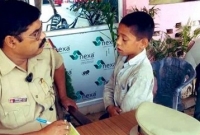 'পুলিশ কাকু, আমার মাকে বাঁচান'!