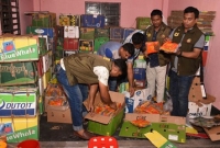 নোংরা স্যাঁতস্যাঁতে পরিবেশে কাপড়ের রঙে  তৈরি হয় শিশুদের জুস!