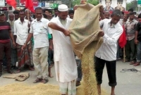 ন্যায্য দামের দাবিতে মহাসড়কে ধান ফেলে কৃষকদের বিক্ষোভ
