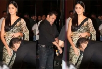 সবার সামনেই হাঁটু গেড়ে ক্যাটরিনার শাড়ি ঠিক করলেন সালমান