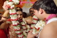  যৌতুক চাওয়ায় বিয়ের আসরে বরকে বেধড়ক পেটালো কনে