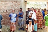 মাতব্বরদের সিদ্ধান্তে মসজিদেও যেতে পারে না ৫ পরিবার