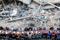 খাবার  সংকট আর শত্রুদের আতঙ্কের মধ্যেই খোলা আকাশের নিচে ধ্বংসস্তূপেই ইফতার করছেন ফিলিস্তিনিরা