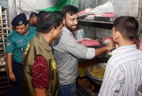 পুরান ঢাকার ঐতিহ্যবাহী আল-রাজ্জাকের রান্নাঘরে পচা-বাসি খাবার