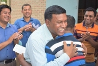 ধানের ন্যায্য মূল্য পেয়ে ডিসিকে জড়িয়ে ধরলেন কৃষক