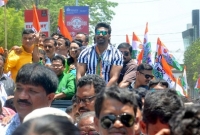 সকালে পিছিয়ে থাকলেও দুপুরে এগিয়ে গেলেন দেব