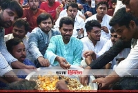 শেষমেশ রাস্তায় বসে ইফতার করলেন ভিপি নুর