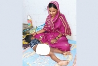 মায়ের ভাগটুকু চাইতেই উড়ে এল ফুটন্ত খিচুড়ি!