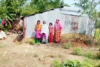 মা-মেয়ে-নাতনি তিন প্রজন্মই বিধবা, সংসার চলছে ভিক্ষায়