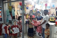 সামর্থ্যহীন শিশুদের হাতে বিনামূল্যে পোশাকসহ নানান সামগ্রী দিচ্ছেন তানজিল নামের এক ব্যবসায়ী