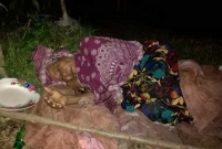 অভুক্ত রেখে বৃদ্ধা মাকে মারধর, পড়ে আছেন খোলা আকাশের নিচে!