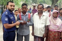 ডাকাতি হওয়া মোবাইল কৃষকের বাড়িতে গিয়ে ফেরত দিলেন এএসপি