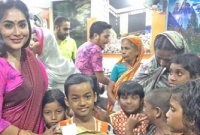 এতিমদের পাশে দাঁড়িয়েছেন জাকিয়া বারী মম