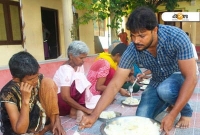 একদিনে ১ হাজার অভুক্তের মুখে অন্ন তুলে দিয়ে রেকর্ড করলেন এই যুবক