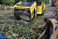 রমজানের পবিত্রতা বজায় রাখতে ১৮ হাজার মদের বোতল ধ্বংস ইন্দোনেশিয়ায়