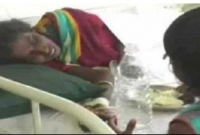 মাকে সুস্থ করতে ভিক্ষা করছে ৬ বছরের শিশু!