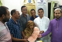 রাস্তায় ফেলে যাওয়ায় সেই বৃদ্ধা মায়ের কাছে ক্ষমা চেয়ে ভরণপোষণের দায়িত্ব নিলেন ৩ ছেলে