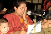 হাউমাউ করে কাঁদলেন অসহায় মা ও দুই মেয়ে