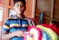 মায়ের তৈরী হাতপাখা বিক্রি করে ঈদের জামা কিনবে হাসান!