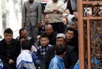 চীনে রমজানে জোর করে খাওয়ানো হচ্ছে মুসলিমদের!