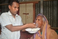 এভাবেই প্রতিদিন ৯৫ বছর বয়সী মা’কে দুধ-ভাত খাওয়ান স্বপন