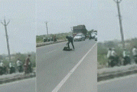 প্রকাশ্য দিবালোকে ব্যস্ত মহাসড়কে কুপিয়ে খুন, ভাইরাল ভিডিও